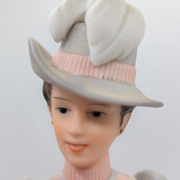 Avon President's Club 1984 Mrs Albee Award Figurine 10" - Picture 2 of 7